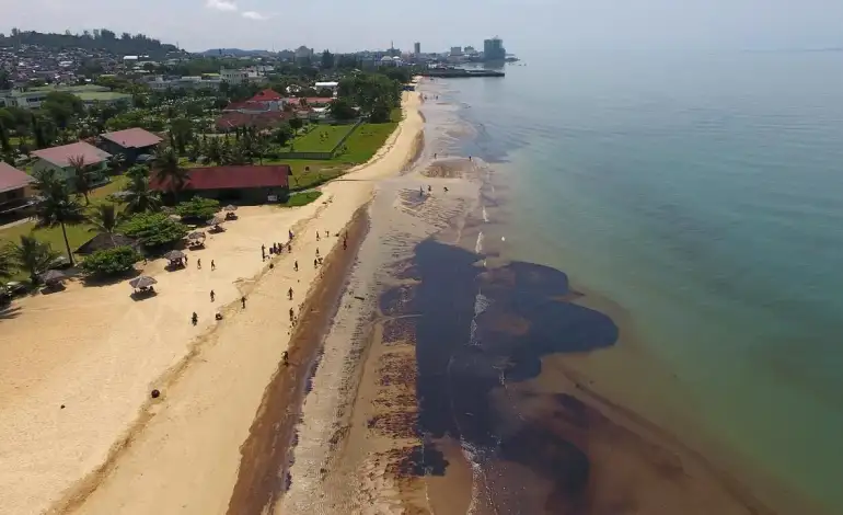 Upaya Penanggulangan Tumpahan Minyak di Pantai Balikpapan