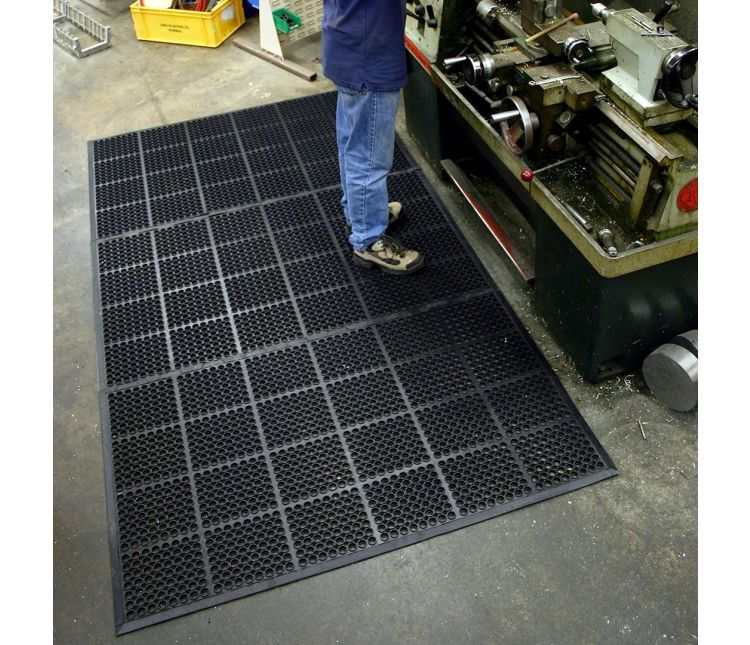 Anti Slip Mats – Alas Anti Licin Praktis untuk Dermaga, Workshop, dan Area Oil Spill Response
