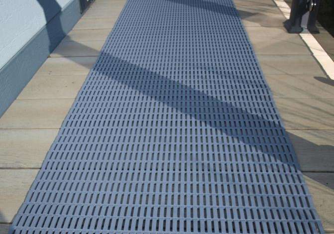 Antislip – Solusi Keselamatan Lantai Basah untuk Industri dan Area Oil Spill Response