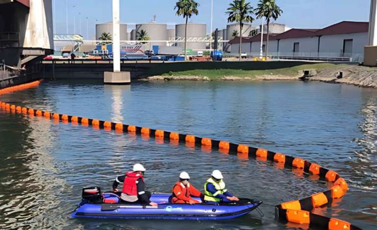 Oil Absorbent – Solusi Khusus untuk Mengatasi Tumpahan Minyak di Darat dan Laut