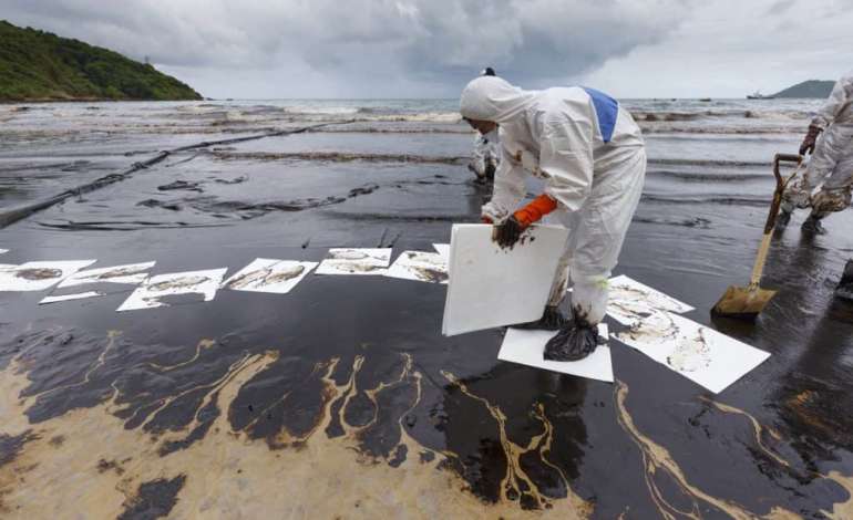 Absorbent – Pengertian, Jenis, dan Aplikasinya dalam Pengendalian Tumpahan Minyak